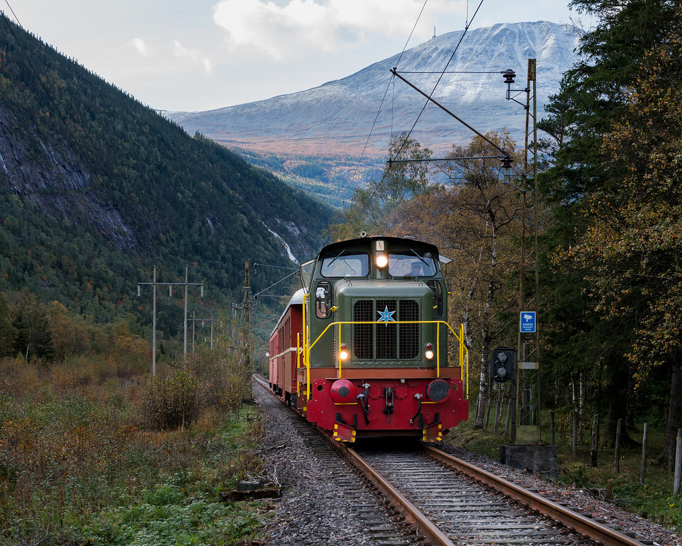Tog på Rjukanbanen - Gaustadtoppen i bakgrunnen