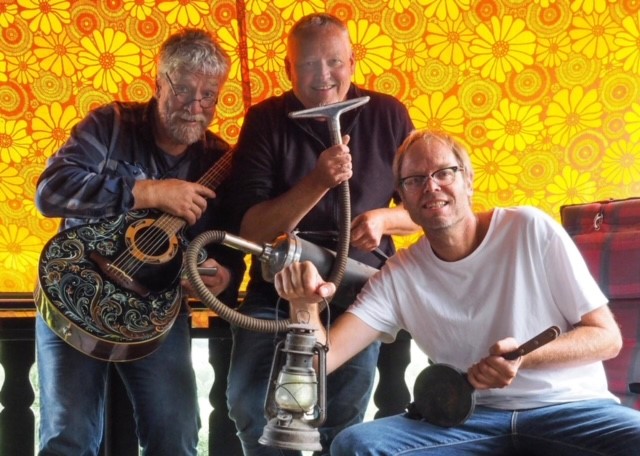 Tre menn med instrumenter