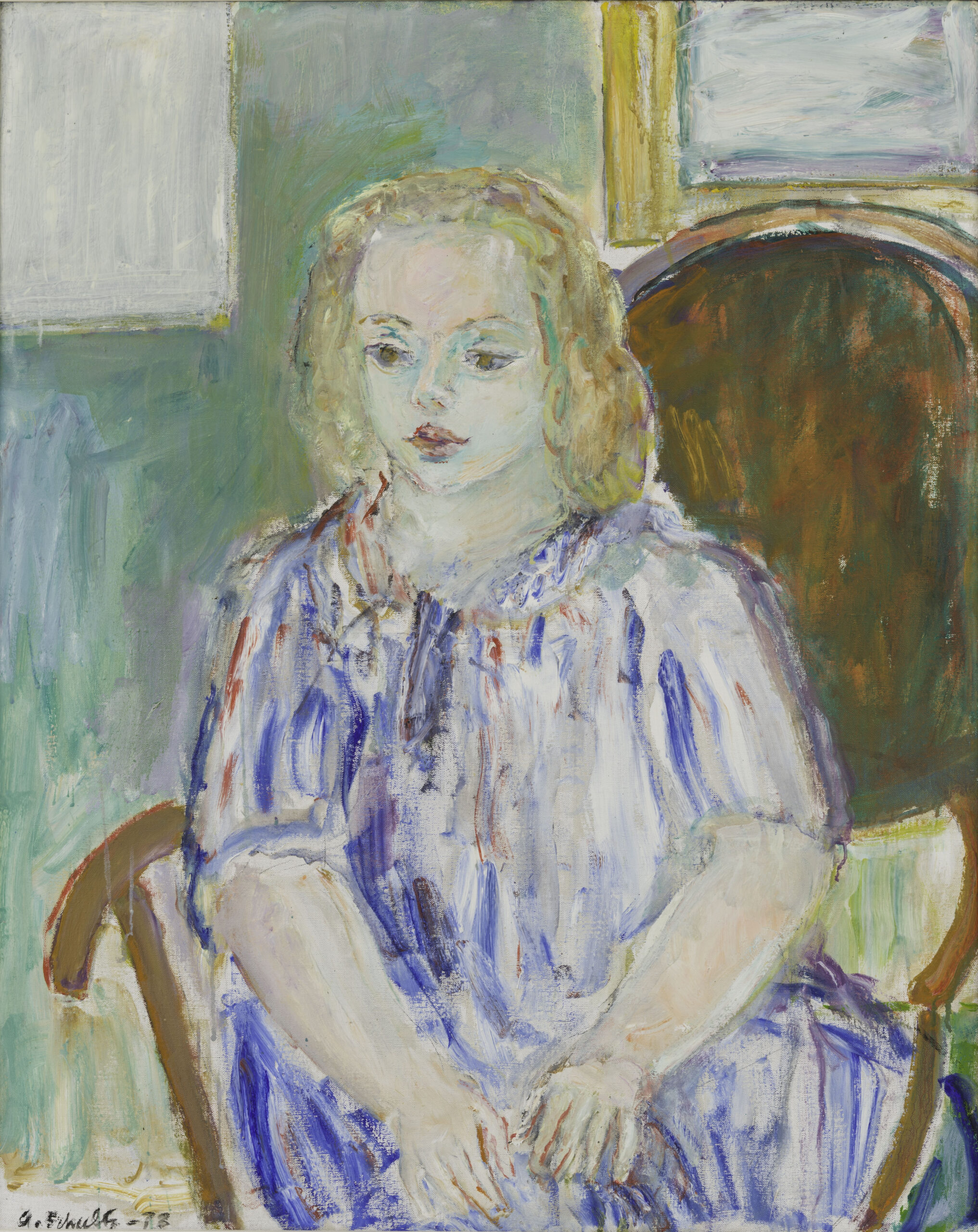 A Schultz maleri av Nini. Jente, i kjole, sittende i brun stol foran grønn vegg