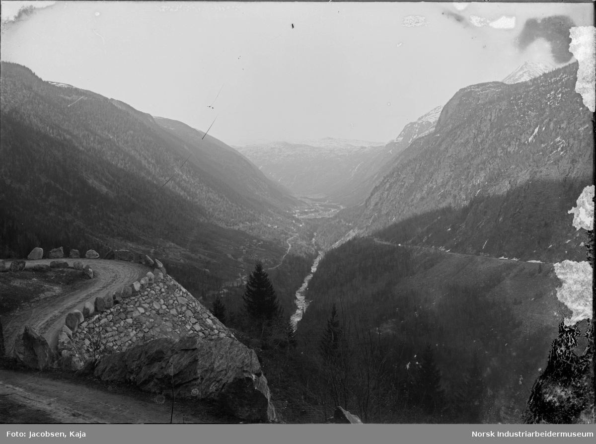 Rjukan sett fra Appelsinsvingen, Maristigen. Vemorksporet.