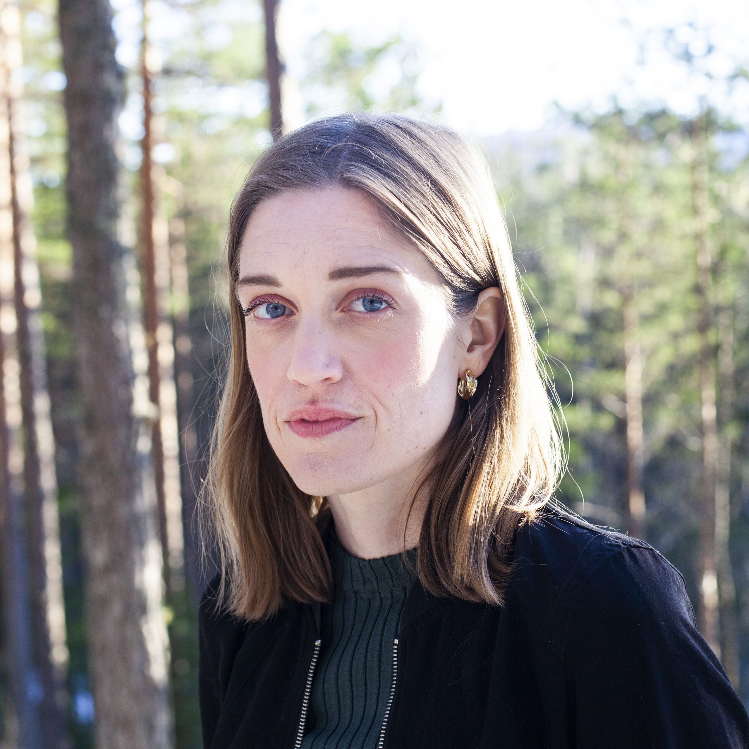 Portrettbilde av Amalie K Lerstang ute i skogen