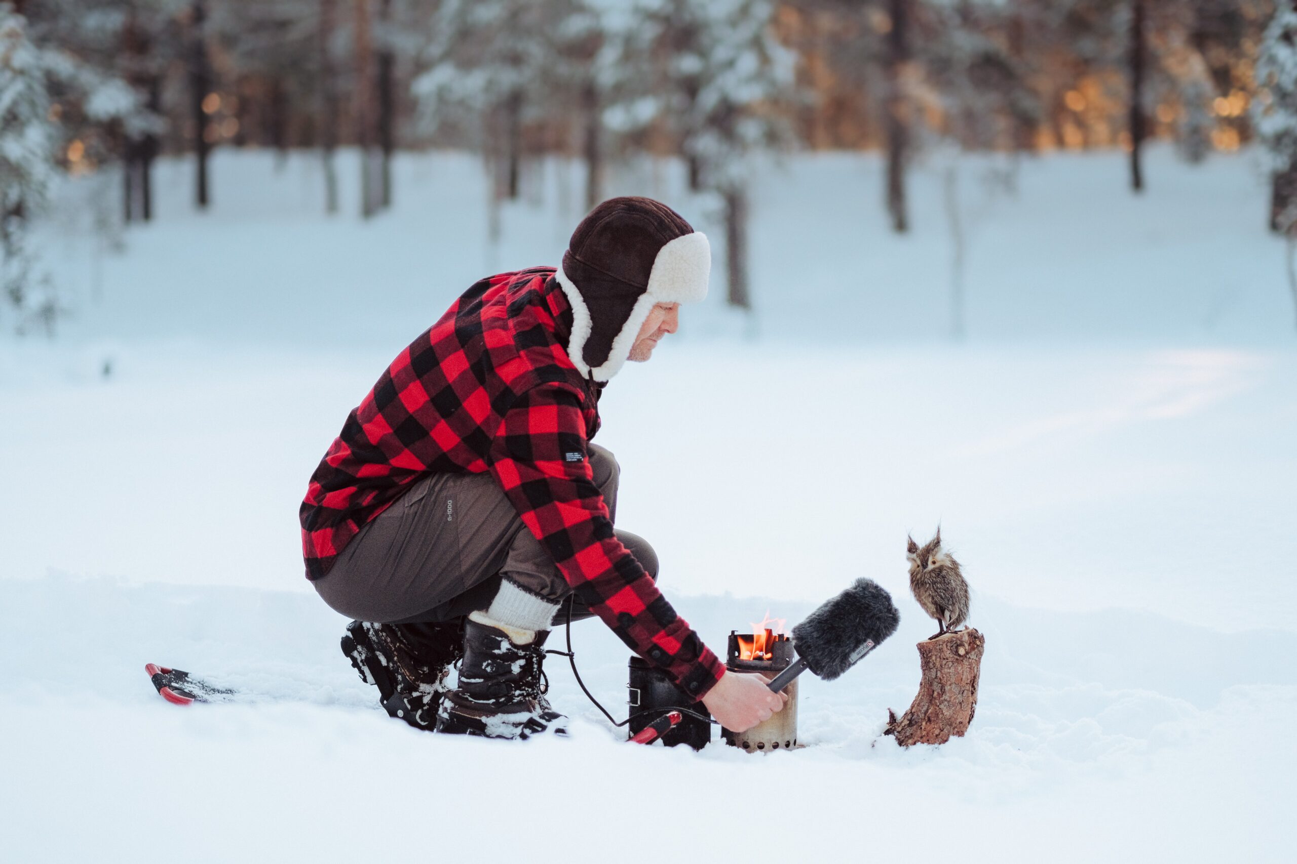 Mikkel Soya sitter utendørs i snøen, han er på tur.